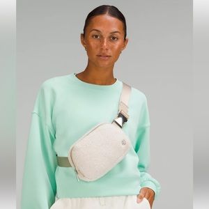 Lululemon everywhere belt bag fleece